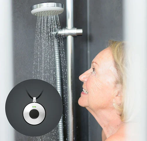 Dame âgée sous la douche portant le pendentif d’alerte médicale étanche