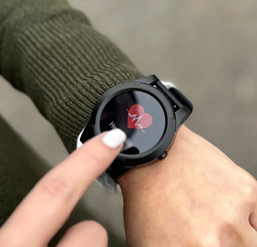 Montre intelligente d’alerte médicale affichant le moniteur de fréquence cardiaque, portée solidement au poignet