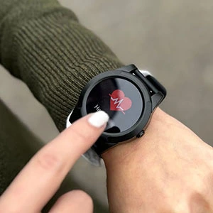 Senior-using-medical-alert-smartwatch-features-real-time-heart-rate-monitor-in-Canada.webp