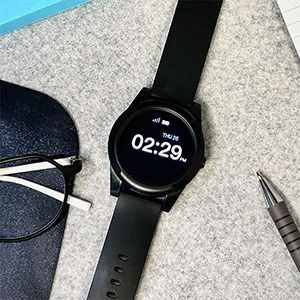 Smartwatch-medical-alert-system-with-fall-detection-for-seniors-in-Canada-showing-time-battery-level-and-connectivity.webp